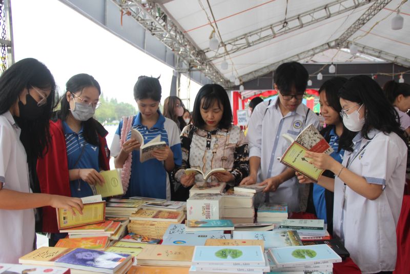 Đông đảo học sinh và nhân dân tham quan gian trưng bày và lựa chọn sách tại chương trình