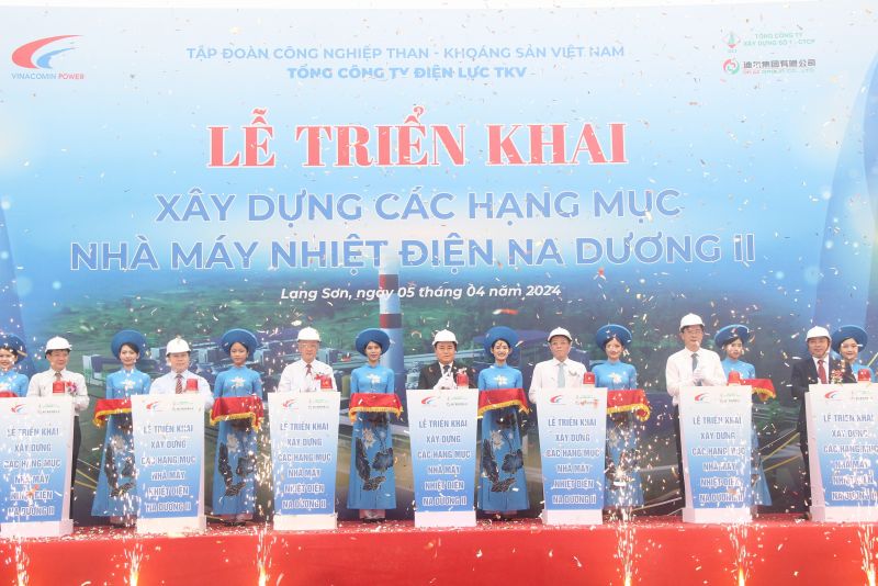 Các đại biểu thực hiện nghi thức bấm nút khởi động triển khai xây dựng các hạng mục Nhà máy Nhiệt điện Na Dương II