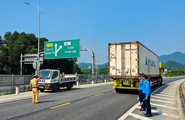 Cao tốc Cam Lộ - La Sơn ngày đầu thực hiện “lệnh” cấm xe tải cỡ lớn