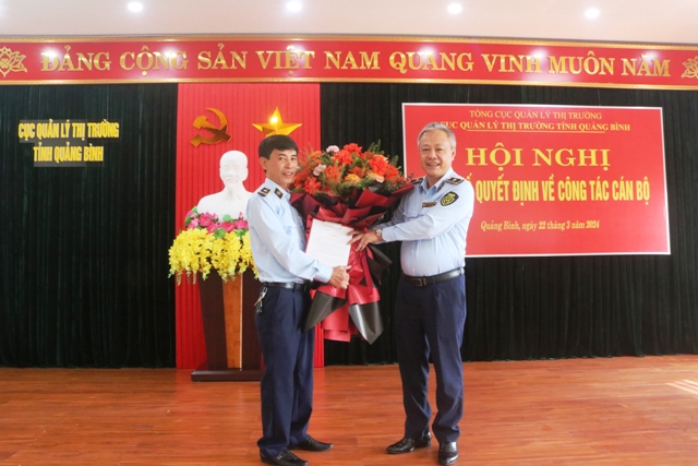 Phó Tổng Cục trưởng Tổng Cục QLTT Hoàng Ánh Dương chúc mừng tân Phó Cục trưởng Đinh Xuân Hòa.