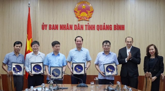 Lãnh đạo Tập đoàn Y khoa Hoàn Mỹ tặng quà lưu niệm cho các đại biểu tại Quảng Bình.