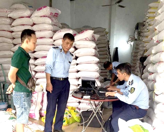 Lực lượng quản lý thị trường Hà Nội kiểm tra cơ sở kinh doanh gạo