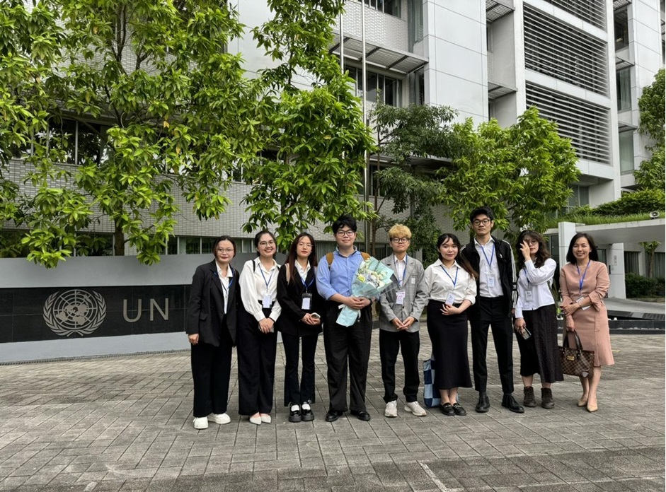Nhóm sinh viên Trường Đại học Luật - Đại học Quốc gia Hà Nội chụp ảnh cùng TS. Nguyễn Lê Thu