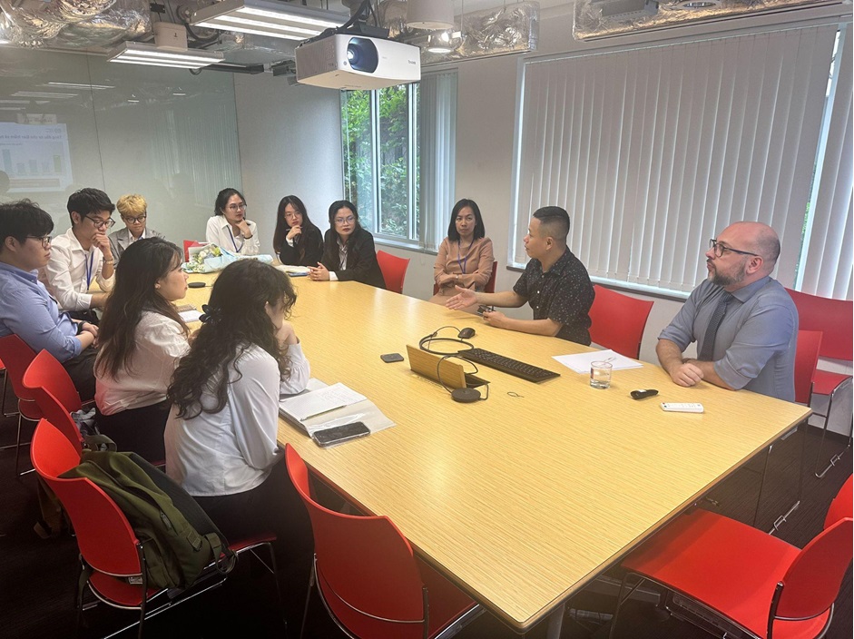 Nhóm sinh viên Trường Đại học Luật - Đại học Quốc gia Hà Nội thảo luận hăng say cùng Tổ chức Lao động Quốc tế (ILO)