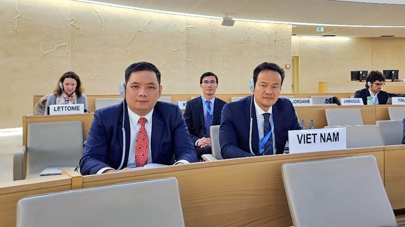 Đại sứ Mai Phan Dũng (bên phải) phát biểu tại phiên họp. (Ảnh: Phái đoàn Việt Nam tại Geneva)
