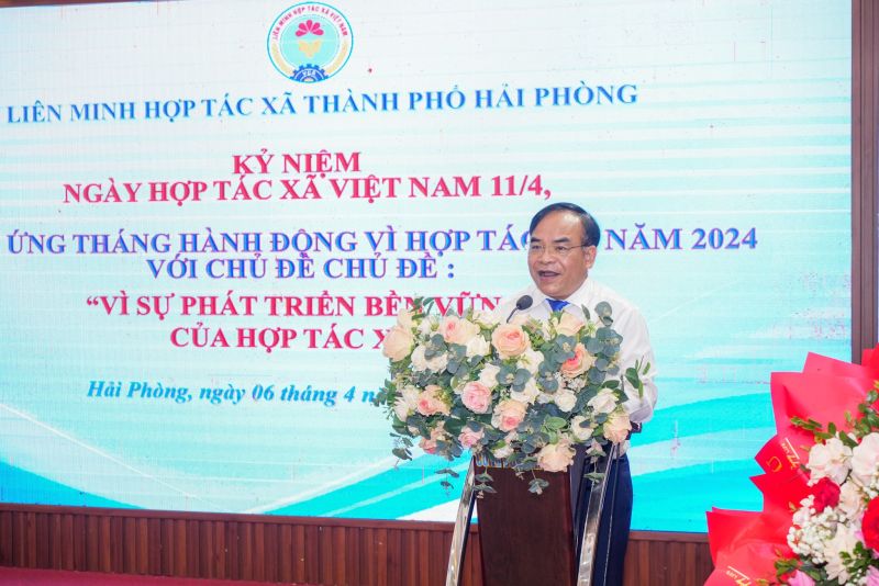 Chủ tịch Liên minh HTX thành phố Ngô Ngọc Khánh báo cáo tại Ngày hội.