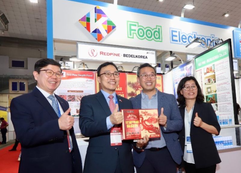 Ông Choi Youngsam, Đại sứ Hàn Quốc tại Việt Nam (thứ hai từ trái sang) ghé thăm gian hàng Hàn Quốc tại Vietnam Expo 2024.