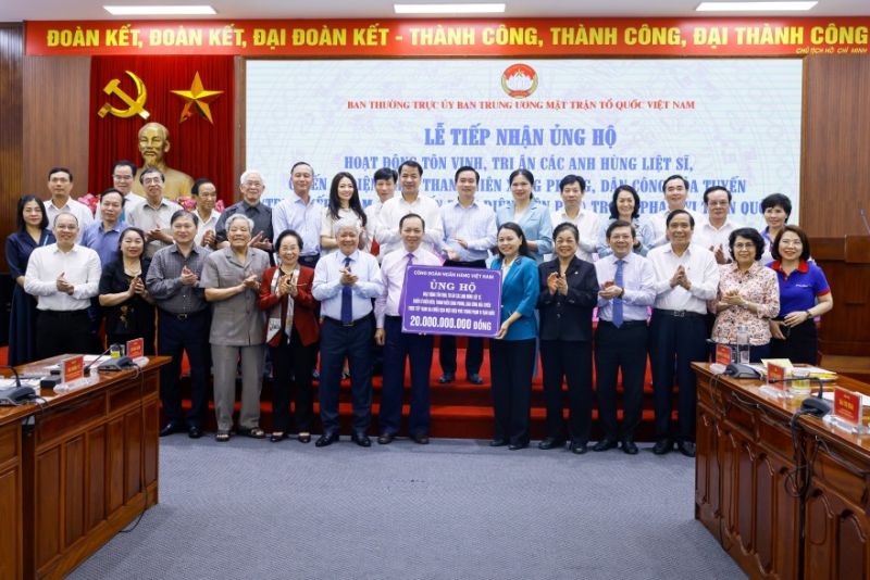 Bà Nguyễn Thị Thu Hà, Ủy viên Trung ương Đảng, Phó Chủ tịch - Tổng Thư ký Ủy ban Trung ương MTTQ Việt Nam tiếp nhận số tiền ủng hộ từ Công đoàn Ngân hàng Việt Nam