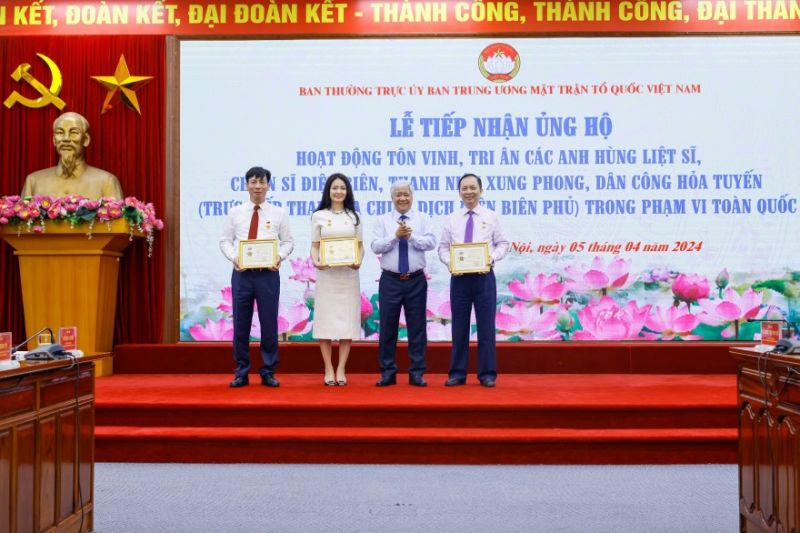 Bí thư Trung ương Đảng, Chủ tịch Ủy ban Trung ương MTTQ Việt Nam Đỗ Văn Chiến trao kỷ niệm chương 