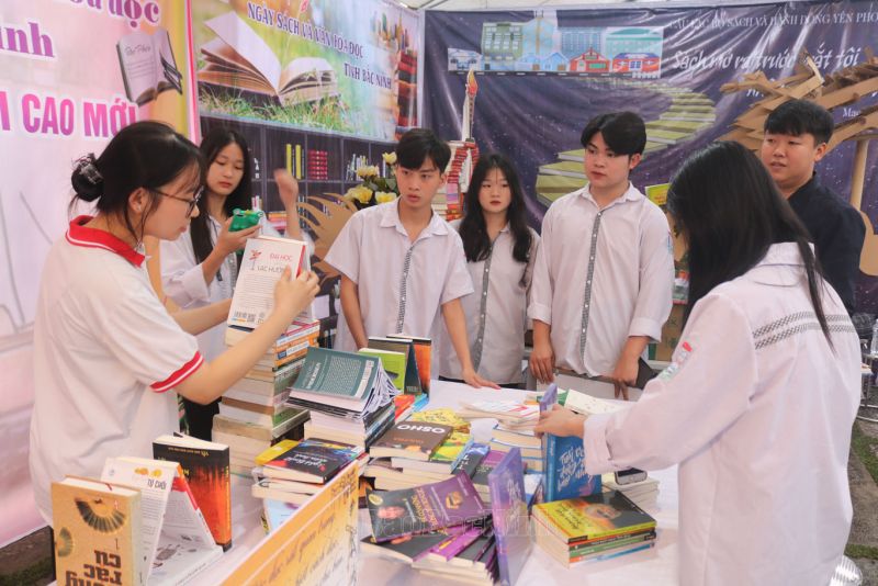 Học sinh các trường THPT tham gia thi trang trí mô hình sách nghệ thuật tại Ngày Sách và Văn hóa đọc Việt Nam năm 2023