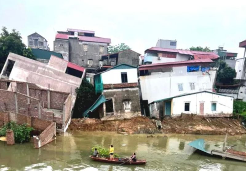 Đê Sông cầu khu Vạn Phúc, phường Vạn An, thành phố Bắc Ninh nơi 6 ngôi nhà bị lún xuống sông.