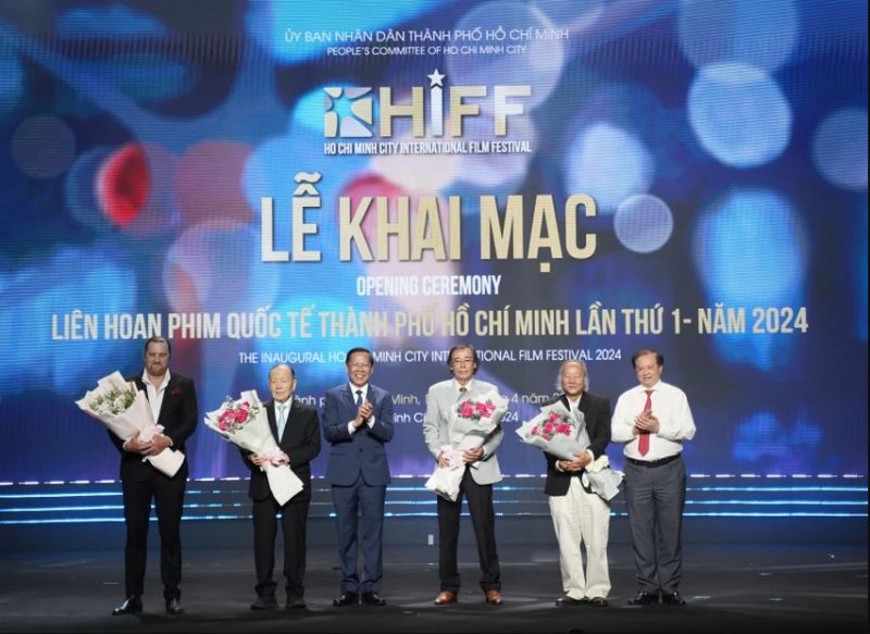 Ông Tạ Quang Đông, Thứ trưởng Bộ VH,TT&DL cùng Ông Phan Văn Mãi, Chủ tịch UBND TP.HCM trao hoa cho Chủ tịch hội đồng danh dự LHP quốc tế TP.HCM lần 1