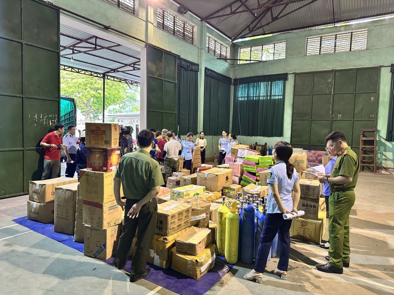 Lực lượng quản lý thị trường Bắc Giang phối hợp bắt giữ lô hàng hóa vi phạm