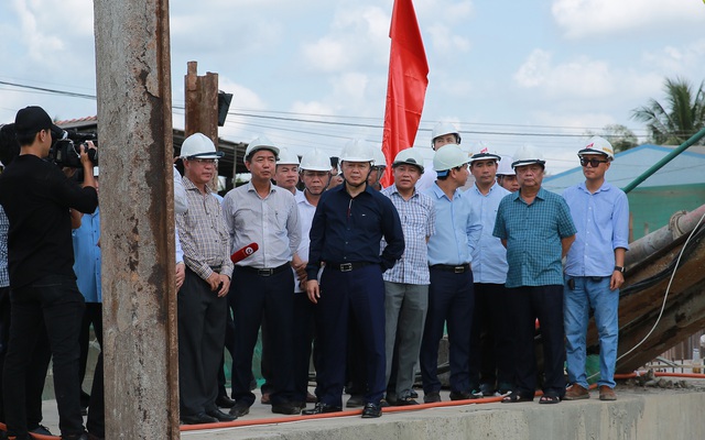 Phó Thủ tướng Trần Hồng Hà kiểm tra và nghe báo cáo tiến độ công trình cống âu Nguyễn Tấn Thành - Ảnh: VGP/Minh Khôi