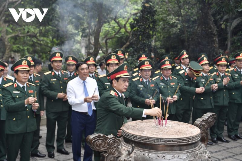 Lãnh đạo Bộ Quốc phòng thắp hương tưởng niệm Vua Hùng