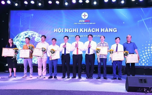 EVNNPC vinh danh các khách hàng tiêu biểu sử dụng điện tiết kiệm và điển hình trong thực hiện DR