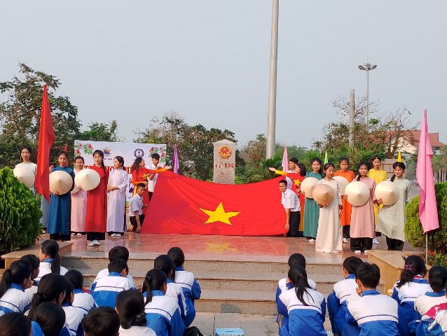 Đội văn nghệ trường THCS Lao Bảo, biểu diễn tại cột mốc