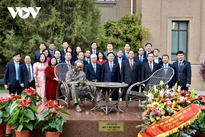 Trước khi trò chuyện với cán bộ, nhân viên Đại sứ quán và bà con cộng đồng người Việt Nam tại Trung Quốc, Chủ tịch Quốc hội Vương Đình Huệ và đoàn công tác đã dâng hoa tại tượng Bác Hồ đặt trong khuôn viên Đại sứ quán.