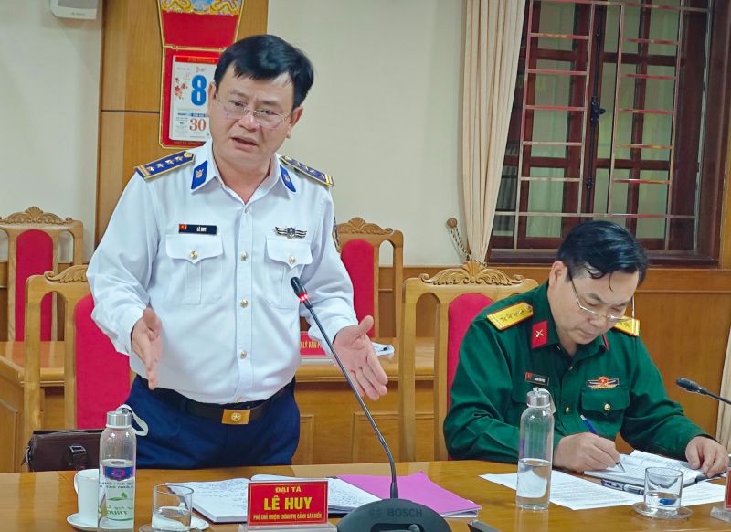 Đại tá Lê Huy, Phó chủ nhiệm Chính trị Cảnh sát biển Việt Nam phát biểu tham luận.