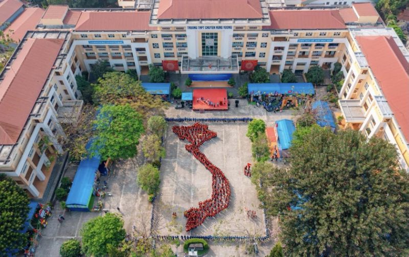 Gần 1.000 học sinh Trường THPT chuyên Hùng Vương tham gia đồng diễn xếp hình bản đồ Việt Nam