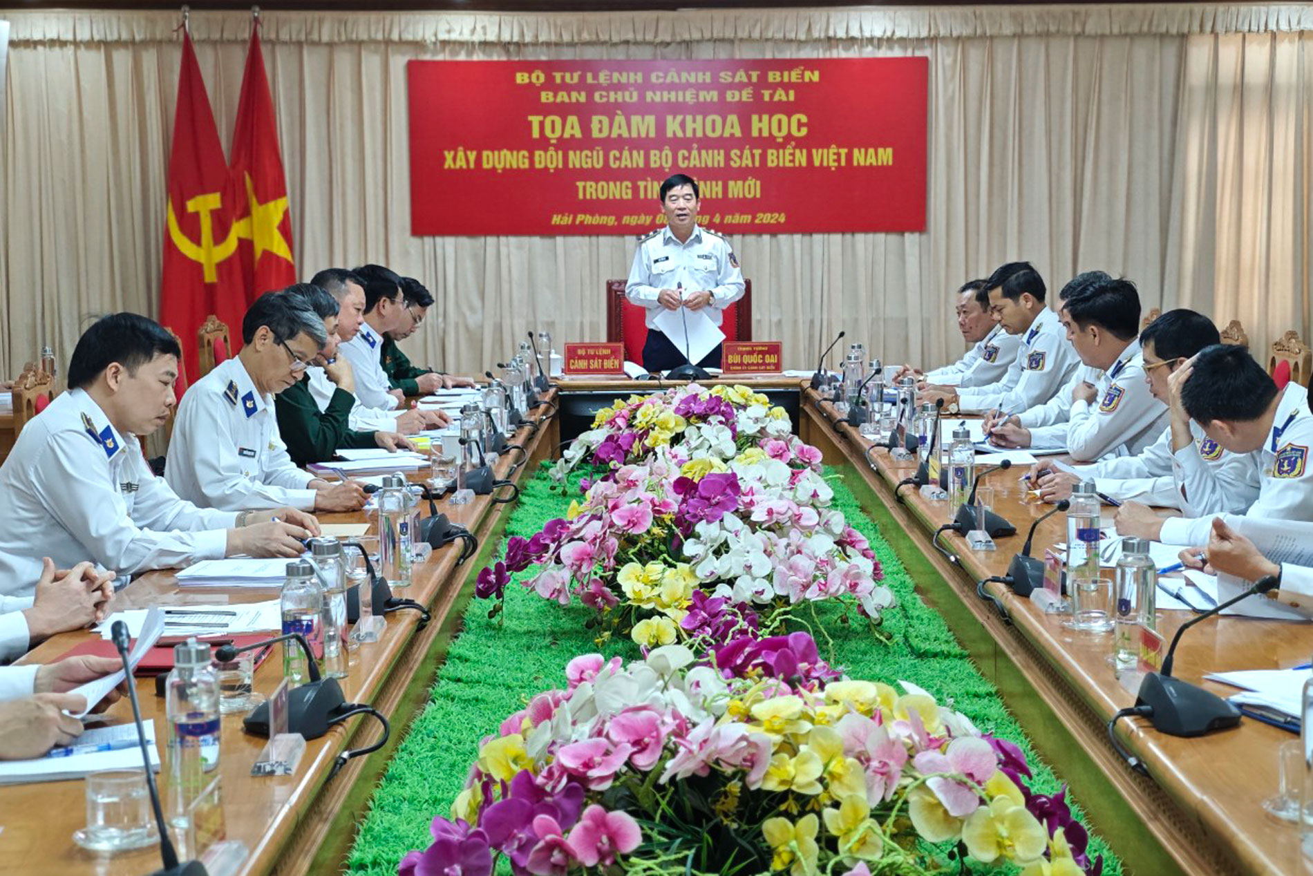 Trung tướng Bùi Quốc Oai, Bí thư Đảng ủy, Chính ủy Cảnh sát biển Việt Nam phát biểu tại buổi tọa đàm.