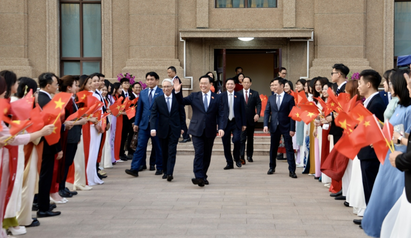 Chủ tịch Quốc hội Vương Đình Huệ gặp mặt cộng đồng người Việt Nam tại Trung Quốc