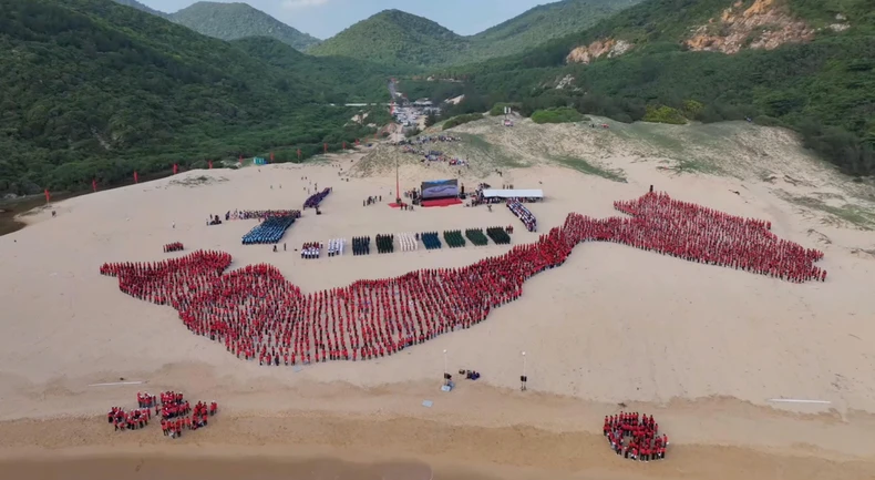 3.200 học sinh, sinh viên, với sắc áo cờ đỏ sao vàng, xếp hình phác họa nên hình ảnh “Tổ quốc trong lòng Tổ quốc”.