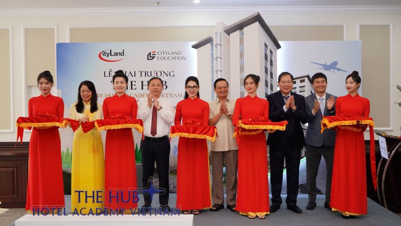 Ban Lãnh đaọ CityLand Group và khách mời cắt băng khách thành khách sạn The HUB by Hotel Academy Việt Nam.