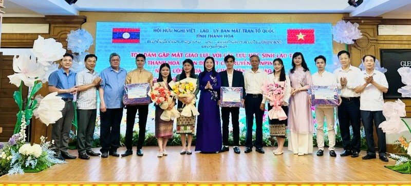 các đại biểu đã tặng quà cho 50 lưu học sinh, giúp các em có thêm động lực phấn đấu trong thời gian sinh sống, học tập tại Thanh Hóa.