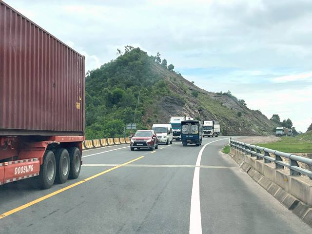 Ghi nhận tại cao tốc Cam Lộ - La Sơn trong ngày đầu thực hiện “lệnh” cấm xe tải cỡ lớn