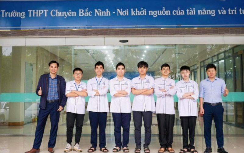 6 học sinh (mặc đồng phục), Trường THPT Chuyên Bắc Ninh đạt thành tích cao tại kỳ thi.