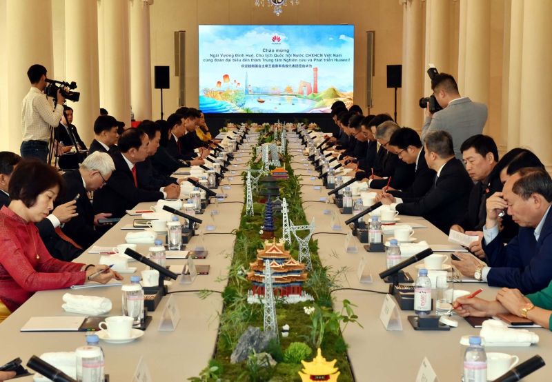 Chủ tịch Quốc hội Vương Đình Huệ thăm Trung tâm Nghiên cứu và Phát triển của Tập đoàn Huawei. (Nguồn: TTXVN)