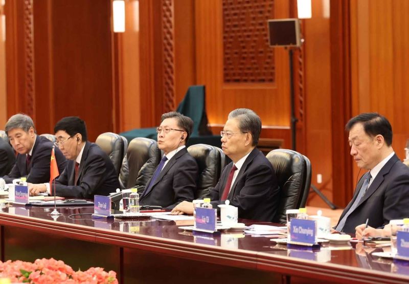 Ủy viên trưởng Ủy ban Thường vụ Nhân đại toàn quốc Trung Quốc Triệu Lạc Tế và thành viên Đoàn Trung Quốc tại cuộc hội đàm. (Nguồn: TTXVN)