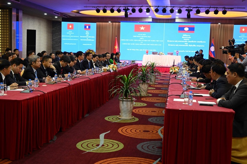 Bộ trưởng Bộ Công Thương Nguyễn Hồng Diên đã có buổi hội đàm với Bộ trưởng Bộ Công Thương Lào Malaithong Kommasith