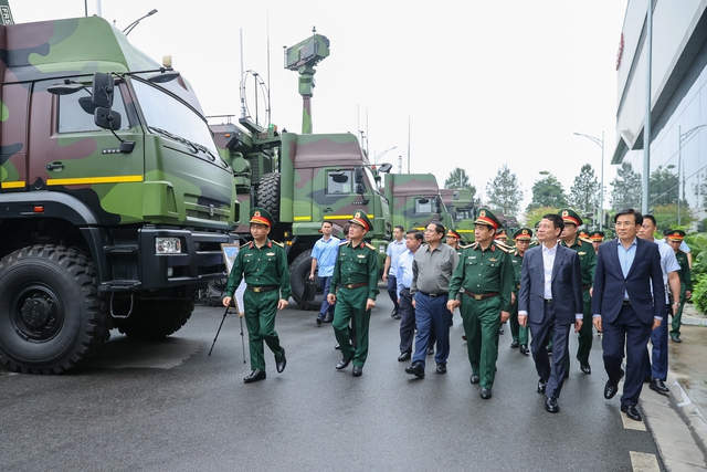 Thủ tướng Phạm Minh Chính làm việc với Tập đoàn Công nghiệp - Viễn thông Quân đội (Viettel) - Ảnh: VGP/Nhật Bắc