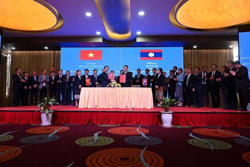 Bộ trưởng Nguyễn Hồng Diên cùng Bộ trưởng Bộ Công Thương Lào ký kết Hiệp định Thương mại Việt Nam - Lào mới