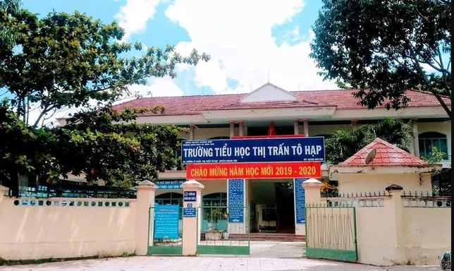 Trường Tiểu học thị trấn Tô Hạp, nơi có nhiều học sinh nhập viện nghi ngộ độc.
