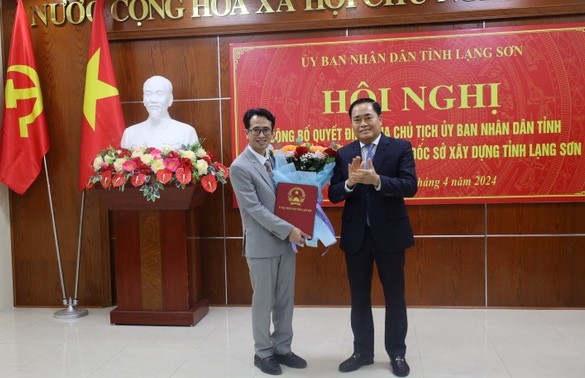 Chủ tịch UBND tỉnh Lạng Sơn Hồ Tiến Thiệu (đứng bên phải)đã trao quyết định bổ nhiệm và tặng hoa chúc mừng tân Giám đốc Sở Xây dựng Lạng Sơn Nguyễn Duy Đông.