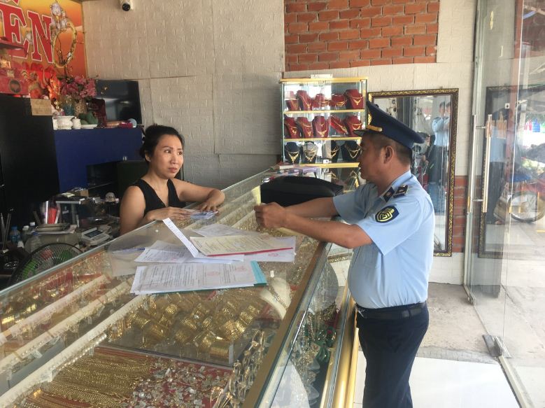 Phát hiện một doanh nghiệp kinh doanh vàng vi phạm về nhãn hàng hóa