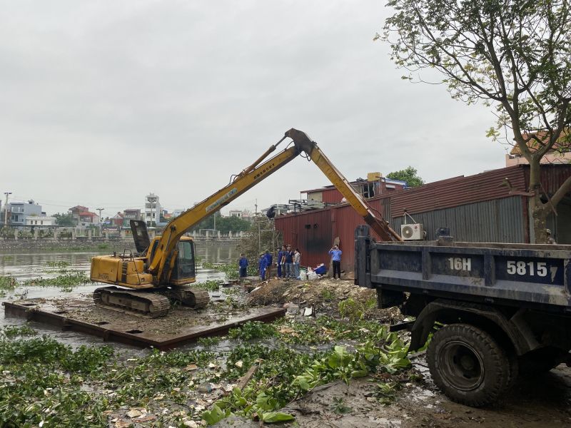 Cơ quan chức năng tiến hành tháo dỡ các công trình, vật kiến trúc vi phạm tại hành lang sông Rế