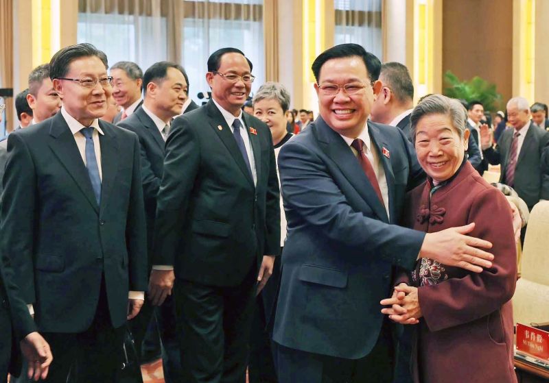 Chủ tịch Quốc hội Vương Đình Huệ với đại biểu Trung Quốc tại Chương trình Gặp gỡ hữu nghị Nhân dân Việt Nam – Trung Quốc Ảnh: Nhan Sáng/TTXVN
