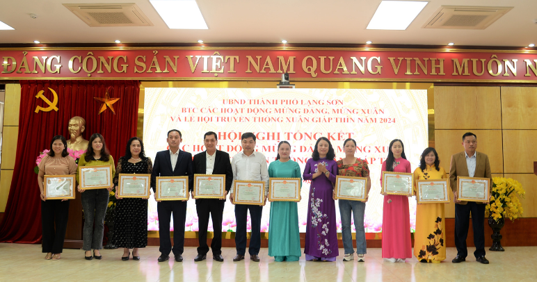 Lãnh đạo UBND thành phố Lạng Sơn trao giấy khen cho các tập thể có thành tích xuất sắc
