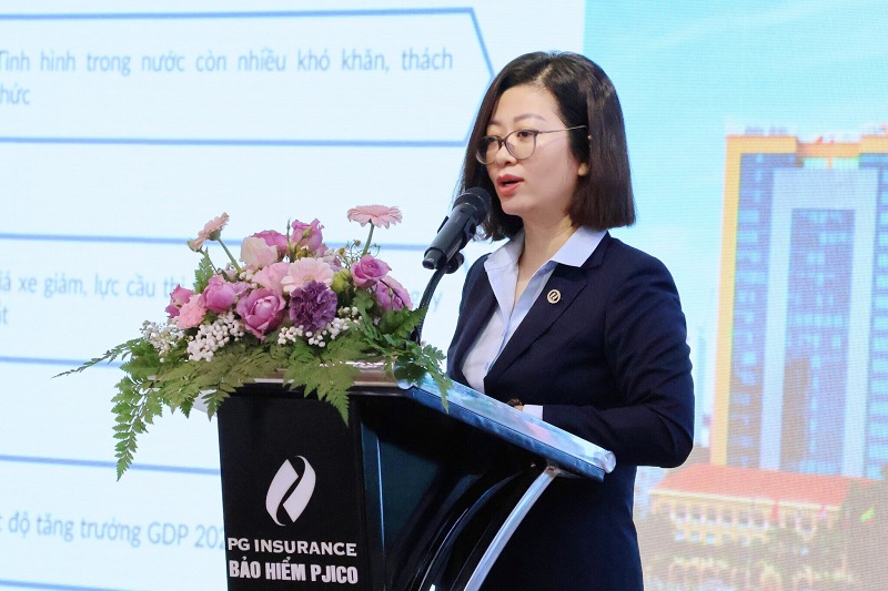 Tổng Giám đốc Nguyễn Thị Hương Giang trình bày báo cáo tại Hội nghị