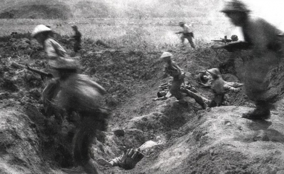 Quân đội nhân dân Việt Nam tấn công những cứ điểm của Pháp tại sân bay Mường Thanh trong chiến dịch Điện Biên Phủ tháng 4/1954. Chiến thắng của quân đội Việt Nam đánh dấu sự sụp đổ của chính quyền thực dân Pháp ở Đông Dương, khiến thế giới kinh ngạc về kỳ tích của một quân đội kém ưu thế hơn về khí tài quân sự trước nước Pháp.