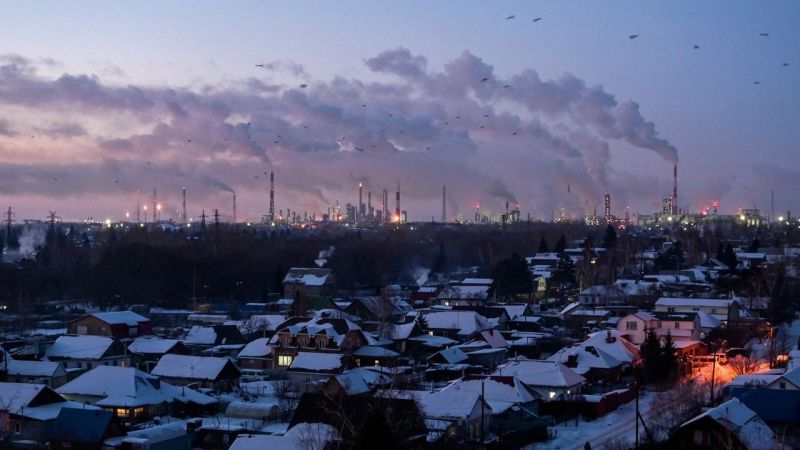 Nga có biến động lớn trong danh sách đối tác thương mại chính. Hình ảnh nhà máy lọc dầu ở thành phố Omsk, Siberia, Nga. (Nguồn: CNN)