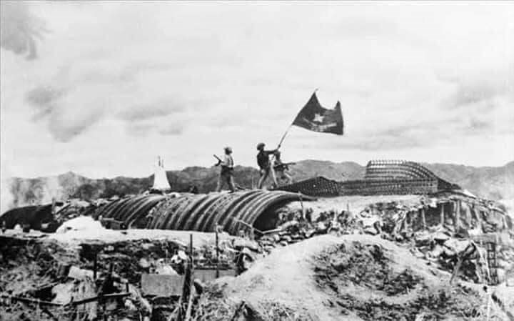 Chiều 7/5/1954, lá cờ “Quyết chiến - Quyết thắng” của Quân đội nhân dân Việt Nam tung bay trên nóc hầm tướng De Castries. Chiến dịch lịch sử Điện Biên Phủ đã toàn thắng (Ảnh tư liệu).