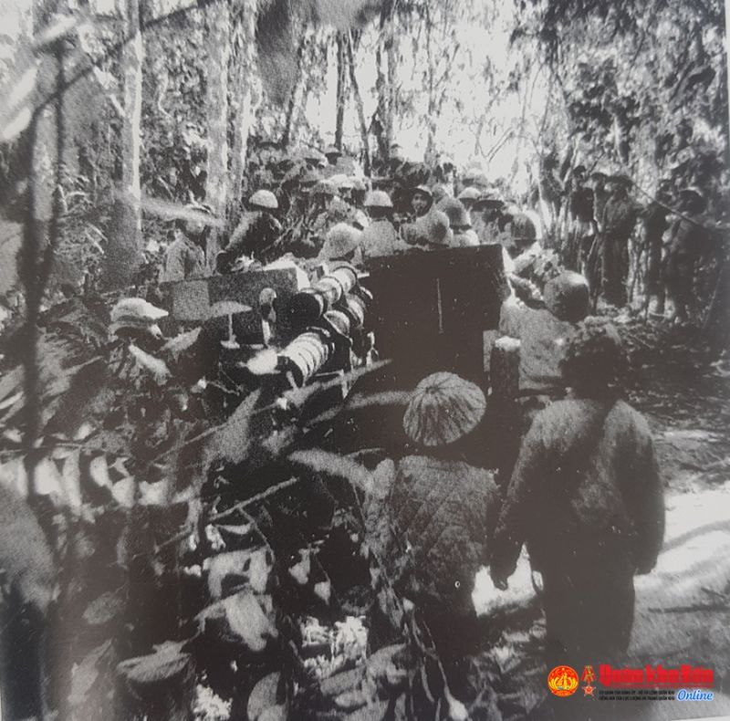 Bí mật kéo pháo vượt rừng sâu, núi cao vào Điện Biên Phủ, năm 1954.