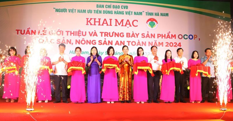 Các đại biểu cắt băng Khai trương Tuần lễ giới thiệu và trưng bày sản phẩm OCOP, đặc sản, nông sản an toàn tỉnh Hà Nam năm 2024.