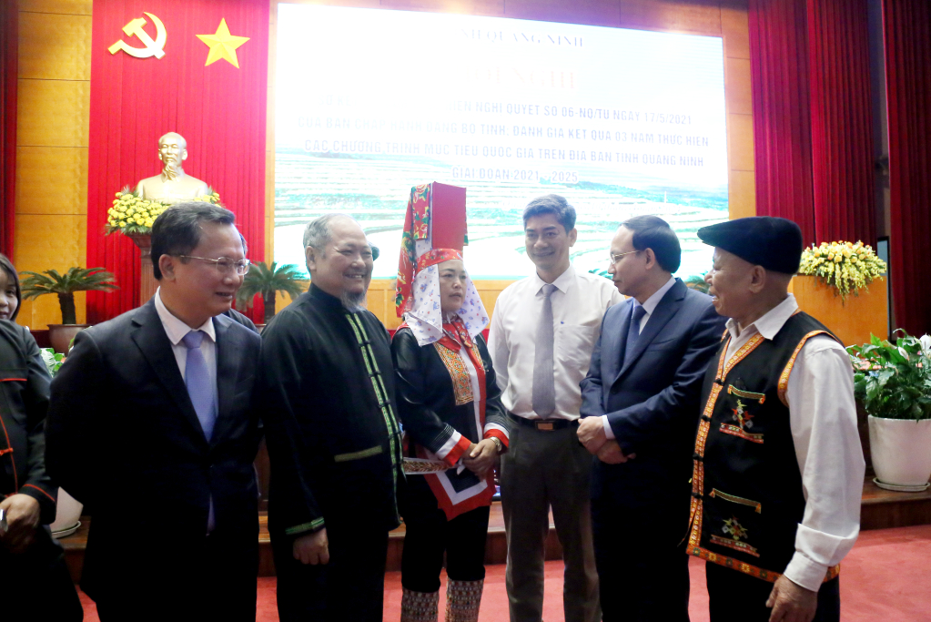 Lãnh đạo Trung ương, tỉnh Quảng Ninh trò chuyện với nhân dân.
