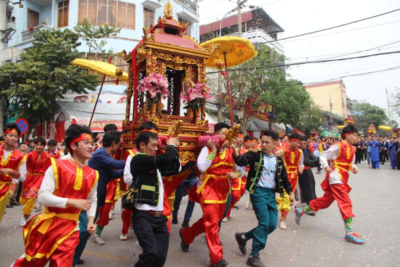 Nghi lễ rước kiệu tại Lễ hội Đền Kỳ Cùng - Tả Phủ thu hút đông đảo nhân dân và du khách
